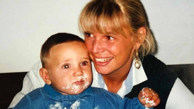 Qui era un bambino oggi è un ex gieffino molto famoso lo riconoscete