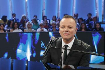 Gigi D'Alessio, buon sangue non mente: il figlio piccolo già copia il padre (VIDEO)