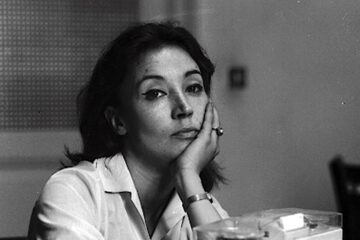 oriana fallaci che guarda con sguardo riflessivo