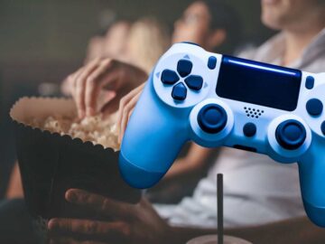 joypad e persone al cinema